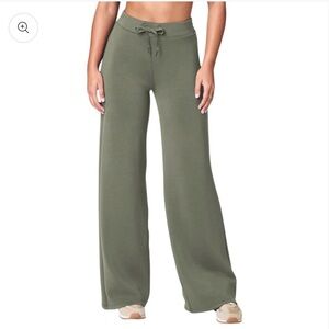 SPANX Air Essentials Wide-Leg Pants in Clover size MP